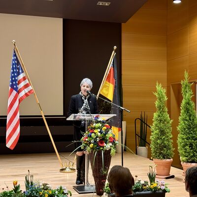 Stellvertretende US-Generalkonsulin DeWitt Walsh bei der Gedenkveranstaltung zum 80. Jahrestag der Befreiung Gie&szlig;ens von den Nationalsozialisten