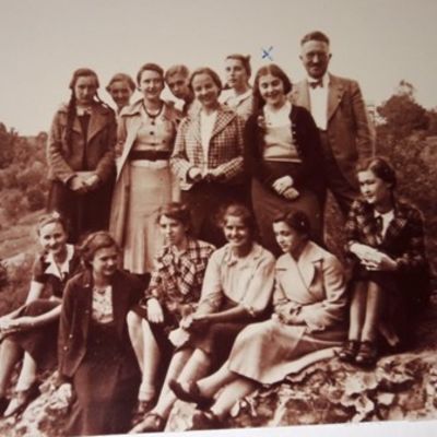 Liebigstra�e 37 - Hilde Kann - Schulausflug der M�dchenoberschule, Hilde Kann hintere Reihe neben Studienrat Freitag