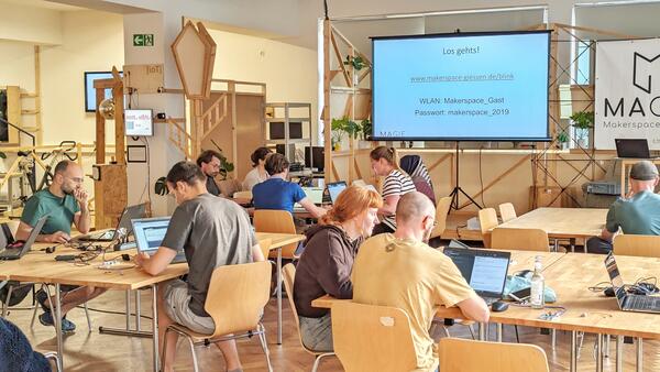 Kreative Atmosph�re bei einem der Einf�hrungskurse im Makerspace