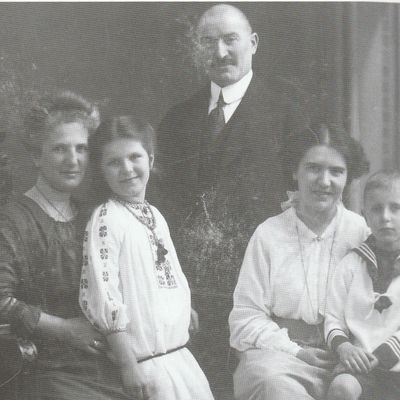Ignatz Pfeffer, seine Frau Johannette mit ihrer Tochter Minna (1884) und deren Kindern Ursula (1906) und Emanuel (1908)