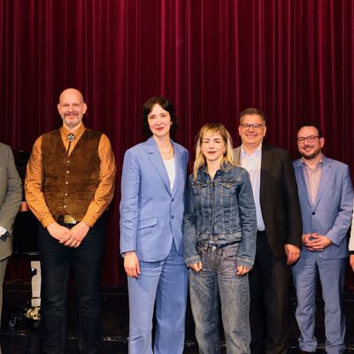 Alle Beteiligte bei der Verleihung des Hein-Heckroth-Bhnenbildpreises 2025  (v.l.): Marcus Kiefer (HHG), Laudator Prof. Andrew Friedman, die Bhnenbildnerinnen Ida Mller
und Hanna Rode, OB Frank-Tilo Becher, Manuel Stock (HMWK) und Dietgard Wosimsky.