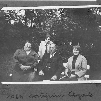 Neuenweg 19 - von links Friederike, Recha u. Friedrich Keler, 1929 Nauheim Kurpark