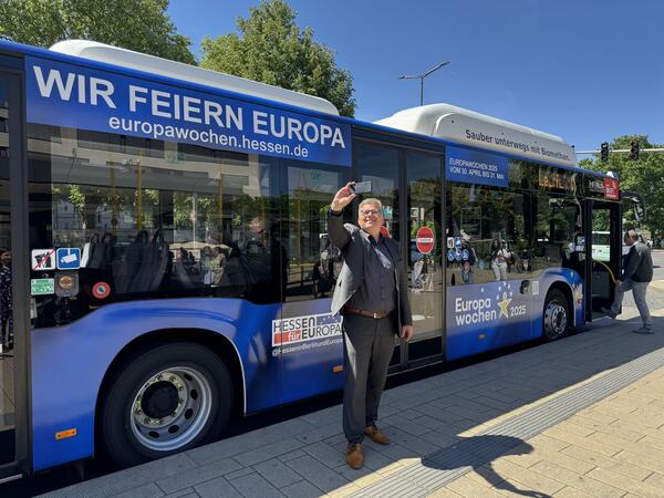 Oberb�rgermeister Becher beim Selfie mit dem Europabus