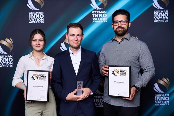 von links: Miriam Horst (Entwicklerin), Toni Barthel (Vertretung der Gesellschafter), Marco Diaz Garcia (Entwickler)