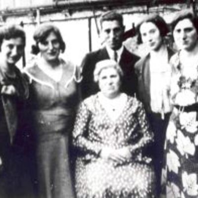 Neuenweg 19 - Meta Kessler mit ihren Kindern, von links Recha, Jenny, Karl, Martha, Frieda, Meta Kessler, entnommen aus Ebertz, D. u W.; Die jdischen Familien in Wetzlar