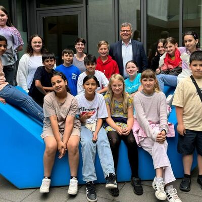 Schlerinnen und Schler der Hedwig-Burgheim-Schule im Rathaus bei OB Becher 2025