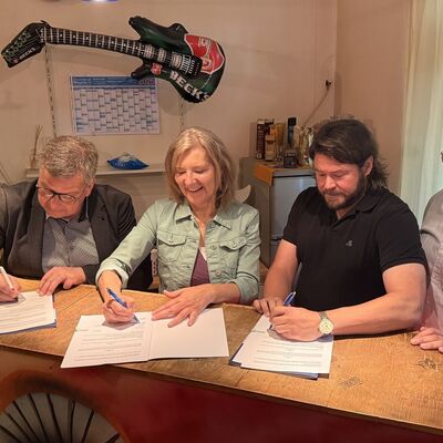 Unterzeichnung des F�rdervertrags f�r die Prober�ume der Kulturinitiative Gie�en, v. l.: Oberb�rgermeister Frank-Tilo Becher, Landr�tin Anita Schneider, KiG-Vorsitzender Frank Altmeierunter, Eigent�mer Daniel Beitlich