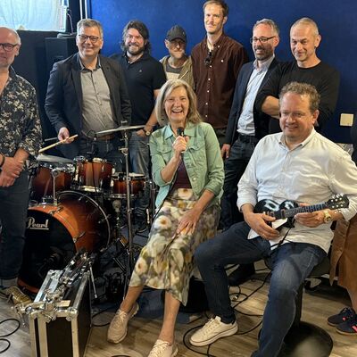 In den Prober�umen der Kulturinitiative kann weiter gerockt werden - dar�ber freuen sich Landr�tin Anita Schneider (vordere Reihe, M.), Oberb�rgermeister Frank-Tilo Becher (2.v.l.), Eigent�mer Daniel Beitlich (vorne r.), KiG-Vorsitzender Frank Altmeier (3.v.l.) und weitere Vertreter:innen der KiG, der Stadt und des Landkreises.