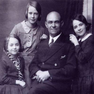 Nordanlage - Berta Hildegard Goldschmidt - Hildegard Goldschmidt links im Bild mit ihrem Vater und den Schwestern Helene und Ruth