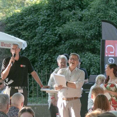 Sportlerehrung 2025 Tanzsport - OB Becher verliest die Namen der nun Geehrten