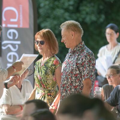Sportlerehrung 2025 - Das Ehepaar Schwake erh&auml;lt von OB Becher die Urkunde