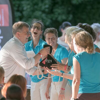 Sportlerehrung 2025 - OB Becher mit der erfolgreichen Damenmannschaft vom Gie&szlig;ener Tennisclub Rot-Wei&szlig; e.V.
