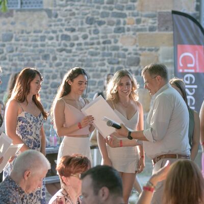 Sportlerehrung 2025 - OB Becher mit den erfolgreichen Sportlerinnen im Aerial Hoop und Poledance von der TSG Blau-Gold Gie&szlig;en e.V.