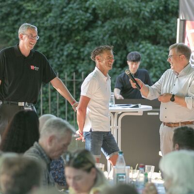 Sportlerehrung 2025 Claudius Pyrlik Claudius Pyrlik vom Triathlon-Team Gie&szlig;en e.V. im Gespr&auml;ch mit OB Becher