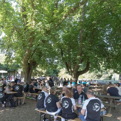 Sportlerehrung 2025 - Blick ins Publikum. Angesichts der Temperaturen jenseits der 30 Grad nahmen die Sportler*innen und das Publikum unter den riesigen B&auml;umen im Innenhof des Kloster Schiffenbergs Platz.