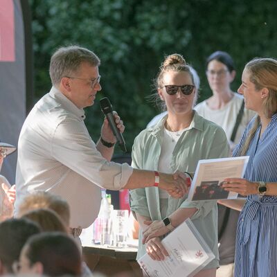 Sportlerehrung 2025 Schwimmen - Karl-Reuter Auszeichnung f&uuml;r Maike H&ouml;bel und Ann Kristin Neuloh-Stein (Gie&szlig;ener SV), &uuml;berreicht durch OB Becher