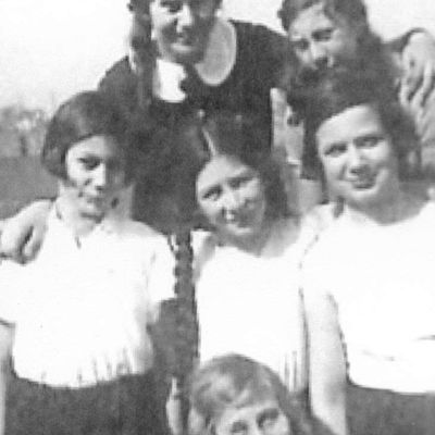 Nordanlage - Gruppenfoto - Gertrud Katz links im Bild, oben rechts und ganz unten links sind Margot und Sonja Salomon zu sehen