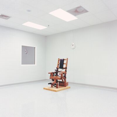 Lucinda Devlin, The Omega Suites, Virginia Electric Chair, 1991, Courtesy: Galerie m, Duisburg