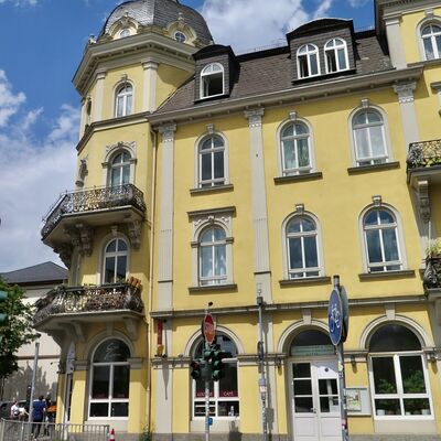 Bahnhofstra�e 50 nach Stolpersteinverlegung