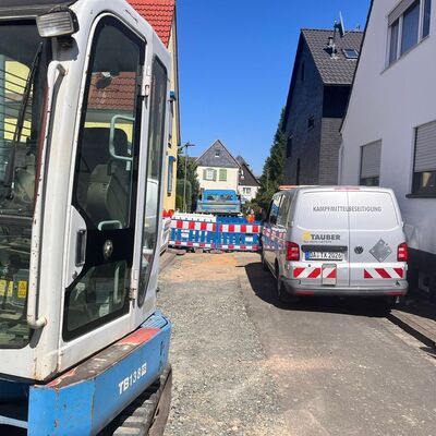 Fundstelle der Fliegerbombe in Wieseck - Fahrzeug der Kampfmittelbeseitigung