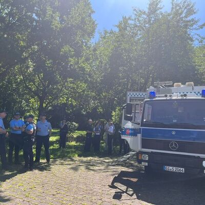 Einsatzfahrzeug und -personal in der Nähe der Fundstelle der Fliegerbombe in Wieseck