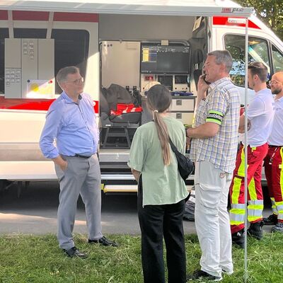 Oberbürgermeister Frank-Tilo Becher macht sich vor Ort ein Bild von der Lage