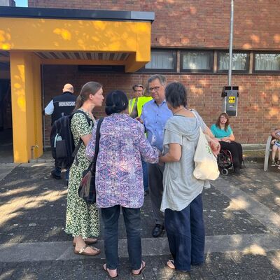 OB Becher vor dem Bürgerhaus Wieseck im Gespräch mit Bürgerinnen