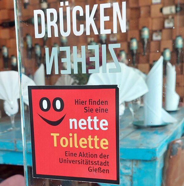 Aufkleber der Netten Toilette an einer T�r