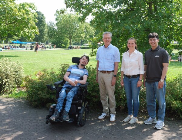 Gruppenbild der Beteiligten (von links): Samuel Gro�, Behindertenbeauftragter der Stadt Gie�en, Uwe Volbrecht, Leiter der Gie�ener B�der, Marie-Therese Karp, Mitarbeiterin der Hochbauabteilung der SWG, und Mohammad Zulkarnaen Toyib, ebenfalls Mitarbeiter der Hochbauabteilung der SWG.