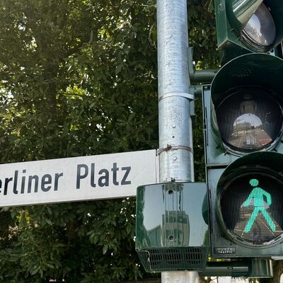 Fu�g�ngerampel am Berliner Platz zeigt gr�n