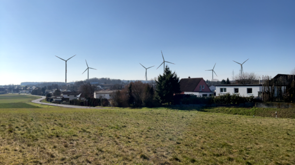 Das Bild zeigt eine Augmented-Reality-Visualisierung des Windparks Fernewald aus der Perspektive des Ortes Oppenrod. Es zeigt eine m�gliche, aber fiktive Anordnung der Windenergieanlagen und des Anlagentyps.
