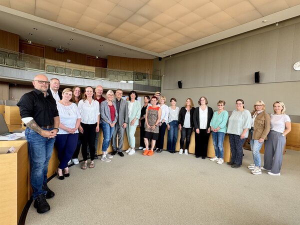 Feierstunde f�r st�dtische Bedienstete 2. September 2025: v.l.: Michael Matthias Simon (Kulturamt), Thomas Volk (Gartenamt), Gabriele Seifert (Schulverwaltungsamt), Nicole Oswald (Stadtreinigungs- und Fuhramt), Julia Lepper (Stadtreinigungs- und Fuhramt), Rainer Meckel (Tiefbauamt), Christiane Albrecht (Stadtplanungsamt), Oberb�rgermeister Frank-Tilo Becher, Sandra Siebert (Dezernat IV), Simone Hermann (Mittelhessische Wasserbetriebe), Anja Waldmann (K�mmerei), Thomas Gaipl (Jugendamt), Olga B�ber-Fast (Jugendamt), Anja Becker (K�mmerei), Martina Thimm (Rechtsamt), Uta Hinkelbein (Schulverwaltungsamt), Sybille Seel (Jugendamt), Anne-Christin Volk (Jugendamt), Christina Steudemann (Jugendamt) und Swetlana Weimann (Jugendamt).