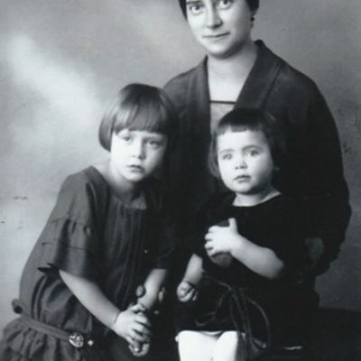 Westanlage 43 - Ruth (rechts unten) mit Helene und ihrer Mutter