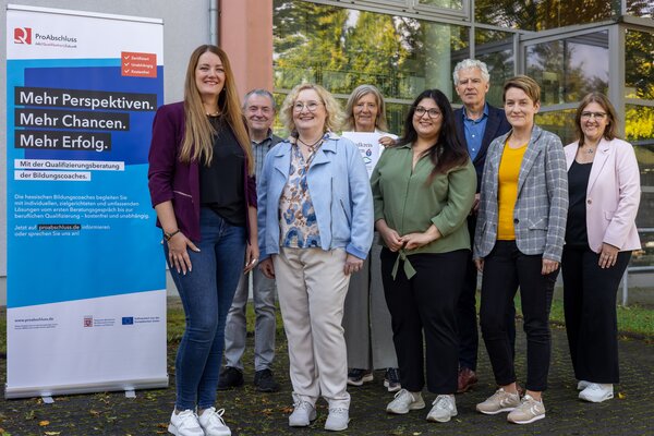 Bildungscoaches Agenturbezirk Gie�en (vorne von links): Nathalie Gessner-Roth, Christine Leben, Esin Dayan-Calisir und Simone Busacker.  (dahinter von links): Manfred Felske-Zech, Anita Schneider, Lorenz Kock und Antje Bienert
