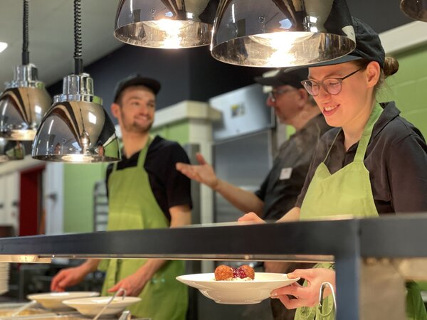 Die Siegergerichte des Kochwettbewerbs Mensa-Takeover: Studis kochen grn werden auf dem Speiseplan der Mensen aufgenommen und erweitern das pflanzliche Angebot. Der Wettbewerb fand im Wintersemester 2024/2025 unter studentischer Beteiligung bereits zum dritten Mal statt.