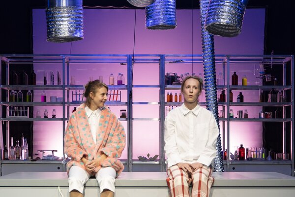 Nina Plagens und Dascha Ivanova im Theaterst�ck "Gloria"