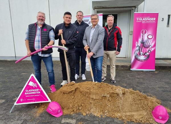 Gruppenbild beim Spatenstich im September 2025 f�r den Glasfaserausbau der Deutschen Telekom in Gie�en. Auf dem Foto sind zu sehen (v.l.n.r.):
Oliver Kn�ll, Leitung Vertrieb, Deutsche Telekom; Patrick Jackwerth, Projektleiter, Deutsche Telekom; Florian Seckler, Leiter Vermessungsamt und Breitbandkoordinator, Stadt Gie�en; Frank-Tilo Becher, Oberb�rgermeister, Stadt Gie�en; Stefan Becker, Gesch�ftsf�hrer, Breitband Gie�en GmbH