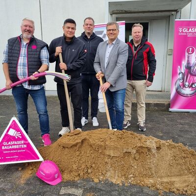 Gruppenbild beim Spatenstich im September 2025 fr den Glasfaserausbau der Deutschen Telekom in Gieen