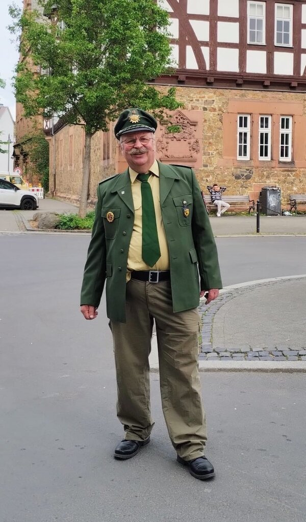 Gstefhrer in einer alten Polizeiuniform