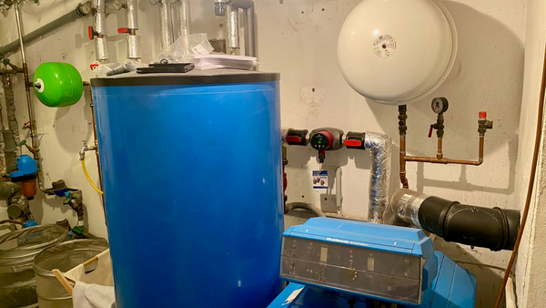 Alte lheizung in einem Keller