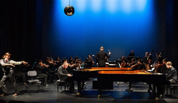 Anne-Elise Minetti als Camille Saint-Sans mit dem Philharmonischen Orchester Gieen im Kinderkonzert "Karneval der Tiere "; am Klavier Evgeni Ganev und Moritz Laurer