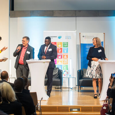 v.l. Moderatorin Liz Shoo, Oberb�rgermeister Frank-Tilo Becher, Mayor Blasius Goraseb, Landr�tin Anita Schneider, Mayor Innocent Bakulungelo Ssekiziyivu