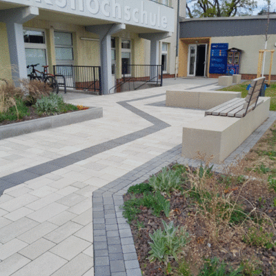 trockenresistente Staudenbepflanzung im Eingangsbereich der Volkshochschule