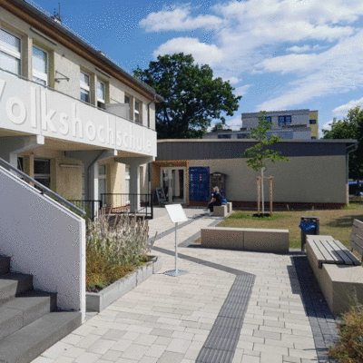 Pflanzung eines zuknftig schattenspendenden Grobaumes an der Volkshochschule