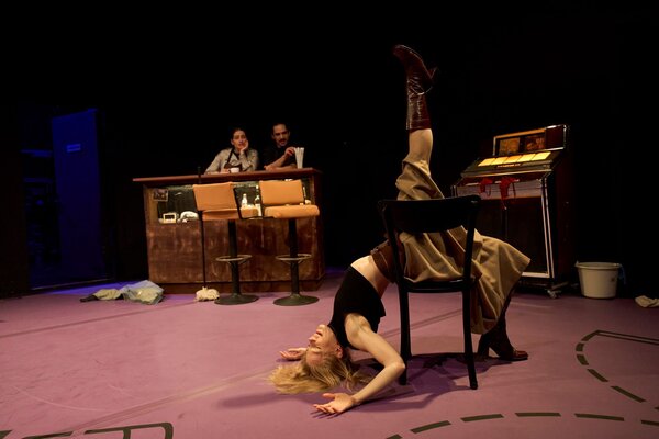 Spielszene Stadttheater Gieen "Am Anfang"