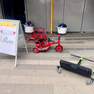 �Herzlich willkommen!� - neben den verschiedenen Projekten k�nnen die Kinder sich mit Spielger�ten auf dem Pausenhof austoben.