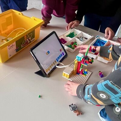 In der Robotik-AG werden die Kinder spielerisch an das Programmieren herangef�hrt.