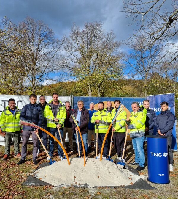Auf dem Foto ist Oberb�rgermeister Frank-Tilo Becher gemeinsam mit dem st�dtischen Breitbandkoordinator Florian Seckler, Stefan Becker (Gesch�ftsf�hrer der Breitband Gie�en GmbH) sowie Vertretern der TNG Stadtnetz GmbH und des f�r den Bau beauftragten Unternehmens Aytac zu sehen.