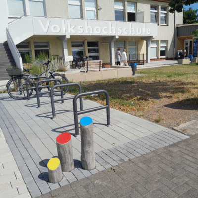Eingangsbereich mit Holzpfhlen als Gestaltungselement