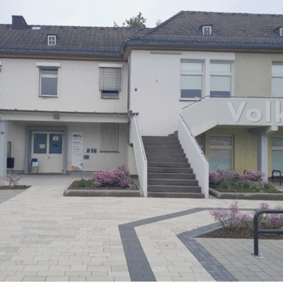 Umgestaltung Zuwegung mit Blindenleitstreifen, eingerahmt mit blhenden Staudenbeeten